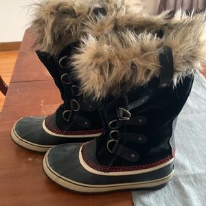 Womens 9 Sorel  boots. Fur. Great used condition fast shipping!!! Joan of arc